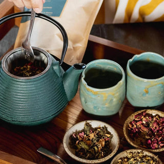 Teal_Teapot_Preparing_Lifestyle